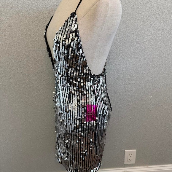 NWT Mini Silver Sequin Dress Size Small - Picture 3 of 5